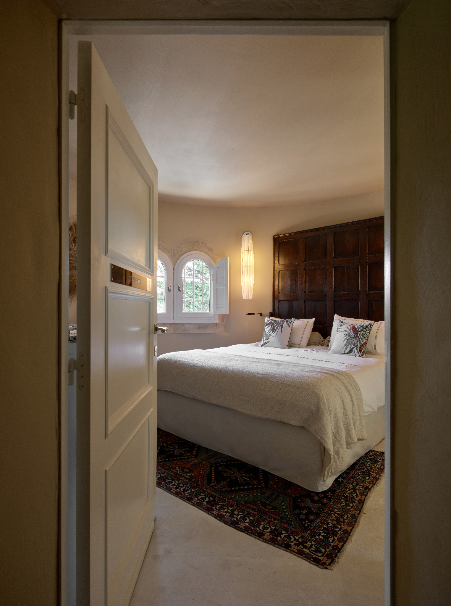 Bedroom with arched doorway and soft furnishings